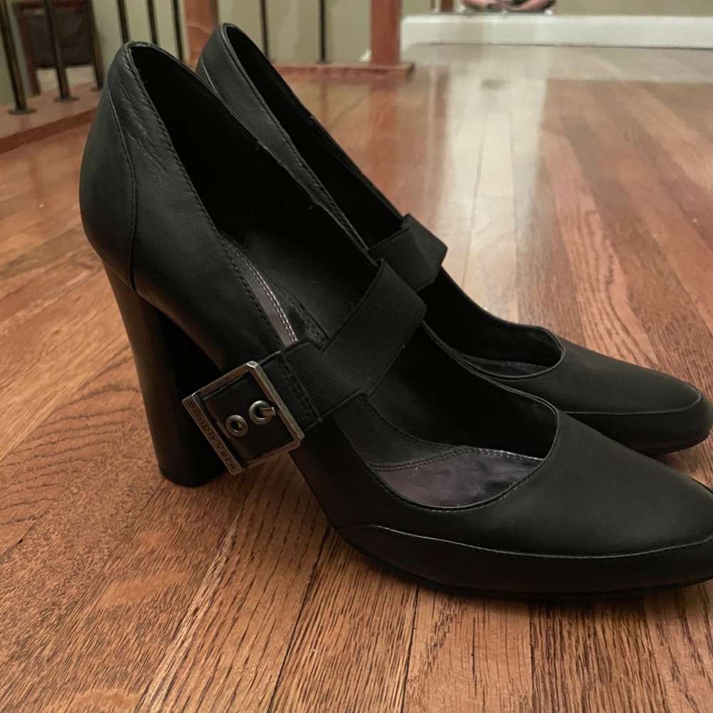 Vera Wang pumps